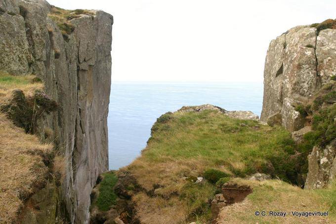 Fair Head delle scogliere sono una mecca arrampicata irlandese - Irlanda de Nord