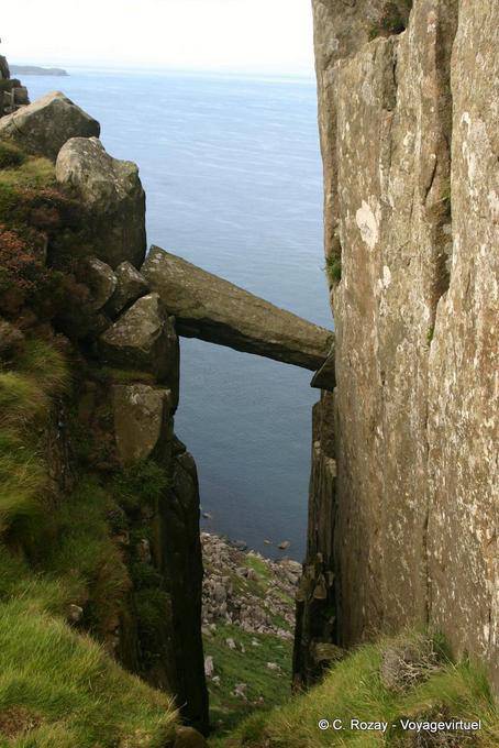 Equilibrio colonna spezzata nella fessura della roccia, Fairhead - Irlanda de Nord