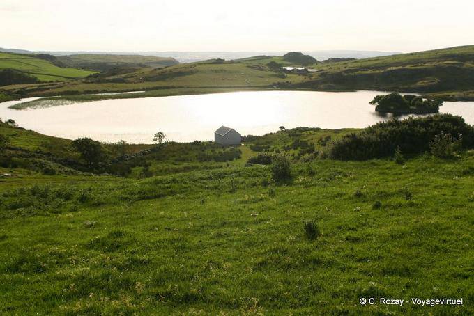 Lough na Cranagh pieno di sole in prima linea di Fair Head - Irlanda de Nord