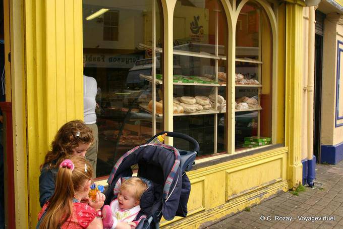 I bambini di fronte a una panetteria, Dogside, Derry - Irlanda de Nord