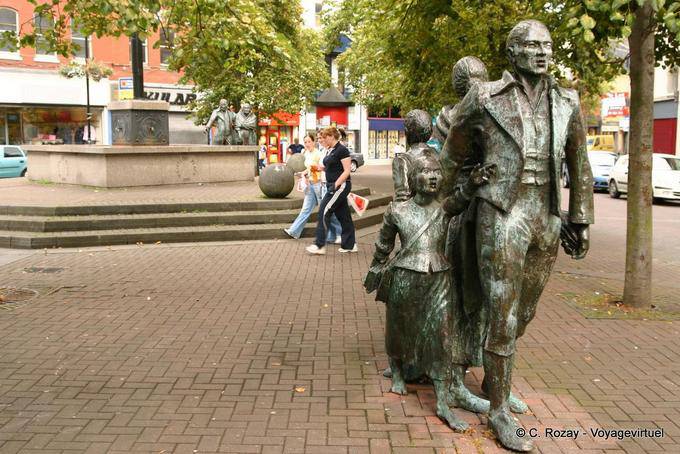 Statue di emigranti che lasciano l'Irlanda attraverso il porto di Derry, Waterloo Place, Derry - Irlanda de Nord