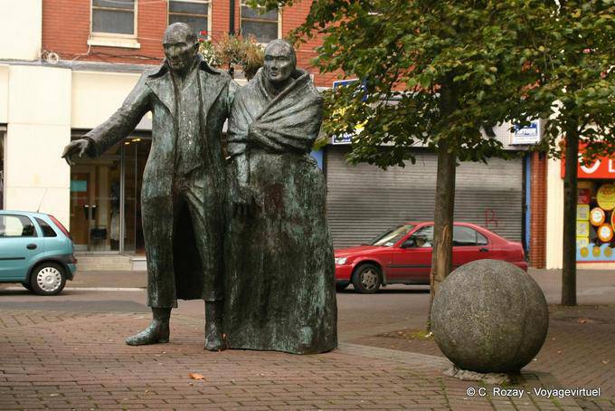 Gli emigranti di Eamonn O'Doherty (1990), Waterloo Place, Derry - Irlanda de Nord