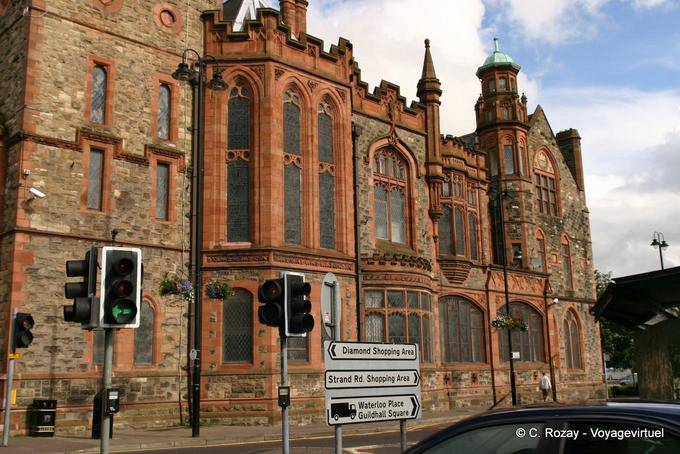 Architettura esterna di Guildhall, ricostruito e ristrutturato nel 1912, Derry - Irlanda de Nord