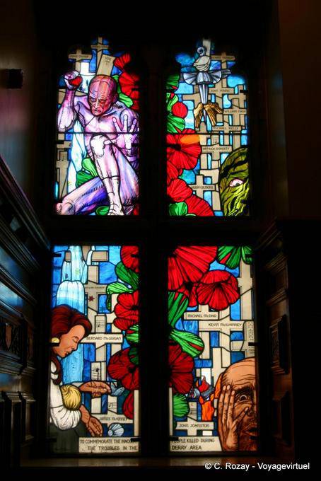 Vetrata close-up nella Guildhall, Derry - Irlanda de Nord