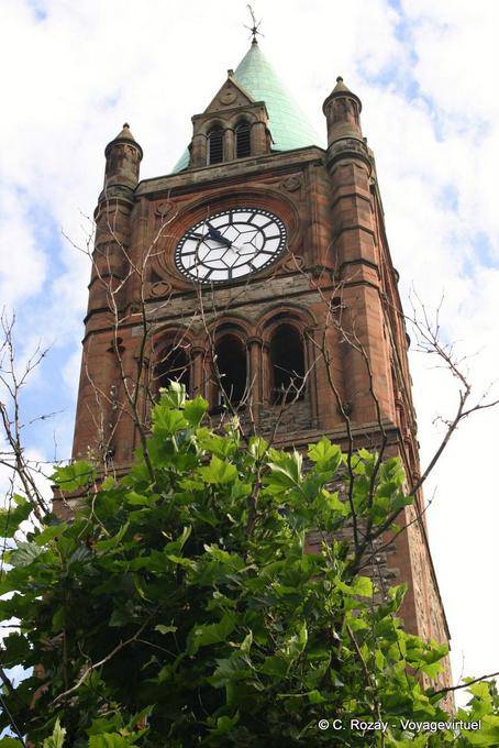 La parte superiore della Torre dell'Orologio del Guildhall, Derry - Irlanda de Nord
