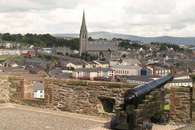 Pareti Canon puntato di Deerry Bogside, Derry - Irlanda de Nord