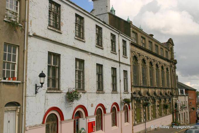 Facciate degli edifici in una strada, Derry - Irlanda de Nord