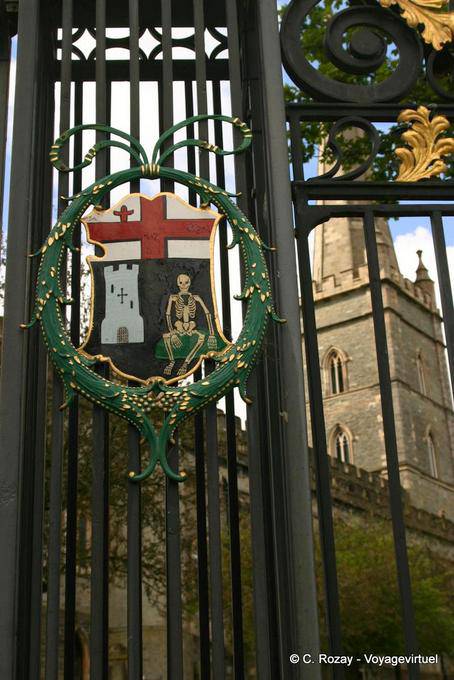Scheletro stemma sulla griglia della Cattedrale di St Columb, Derry - Irlanda de Nord