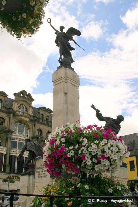Statua sul Memoriale di Guerra Diamante Square, Derry - Irlanda de Nord