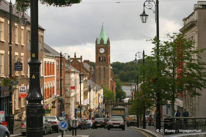 Giù il Shipquay Street, Londonderry, Derry - Irlanda de Nord