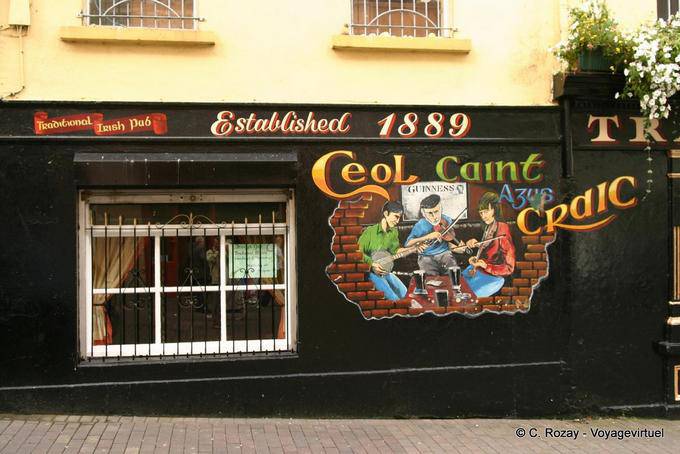 Murales sulla facciata di un pub irlandese, Derry - Irlanda de Nord