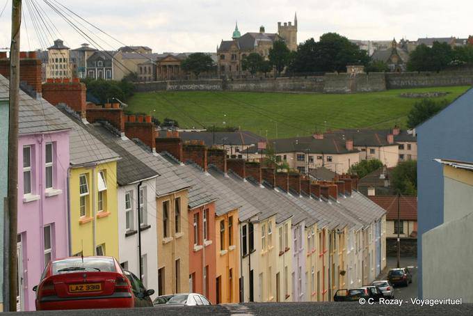 Ripida strada con facciate colorate di fronte alle mura, Derry - Irlanda de Nord