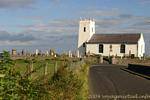 Campanile della chiesa a divertenti Ballinton Harbour, Antrim Coast, Irlanda de Nord.