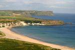 Veduta del villaggio di Port Braddan, White Bay, Antrim Coast, Irlanda de Nord.