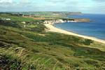 Scogliere e prati, Baia Bianca, Antrim Coast, Irlanda de Nord.
