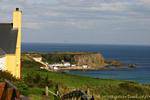 Immerso tra le scogliere di Port Braddan, Antrim Coast, Irlanda de Nord.