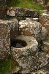 Colonna resta riempita con acqua, Giants Causeway, Irlanda de Nord.