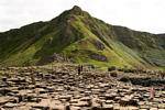 Camminando sul marciapiede della strada, Giants Causeway, Irlanda de Nord.