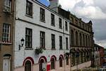 Facciate degli edifici in una strada, Derry, Irlanda de Nord.