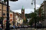 Giù il Shipquay Street, Londonderry, Derry, Irlanda de Nord.