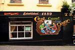 Murales sulla facciata di un pub irlandese, Derry, Irlanda de Nord.