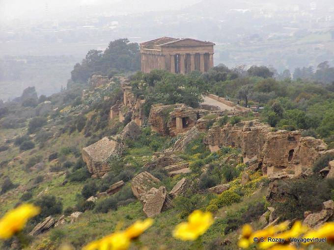 Tempio nella nebbia, panorama di Agrigento - Italia