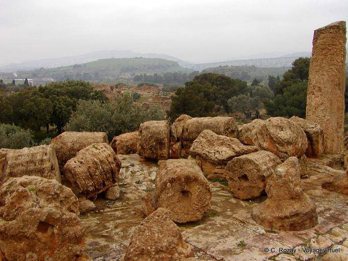 Rotto colonne del Tempio di Zeus Olimpico, Valle di Templi, Agrigento - Italia