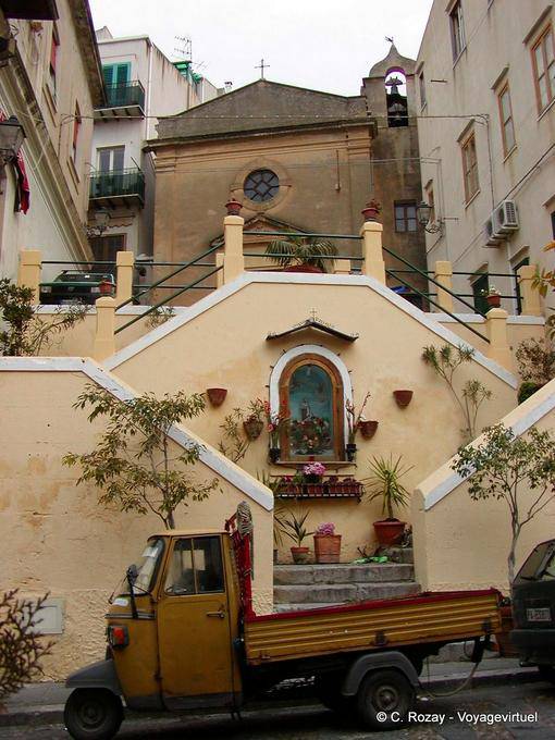 Scale incrociate, Via Umberto I, Cefalu - Italia