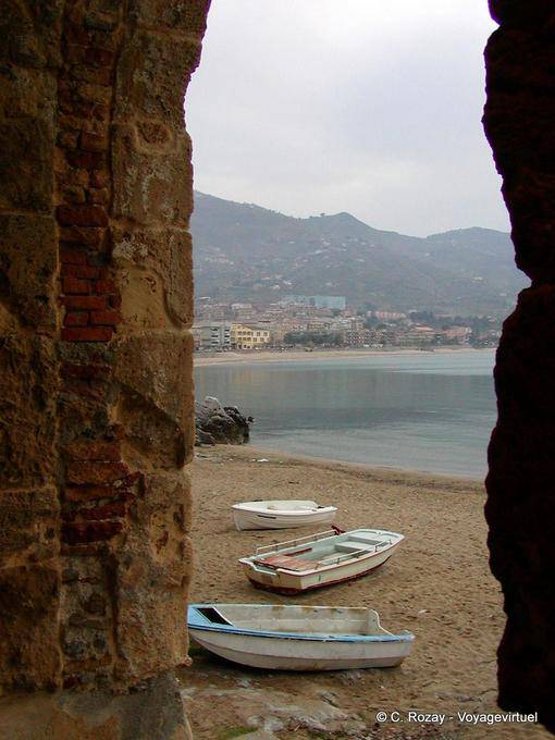 Barche da pesca sulla spiaggia di Cefalù - Italia