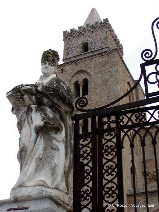 Statua di fronte al Duomo, Cefalù - Italia