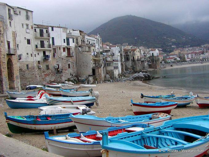Case dei pescatori sul bordo dell'acqua, Cefalù - Italia