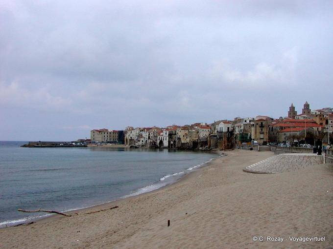 Sulla spiaggia di Cefalù - Italia