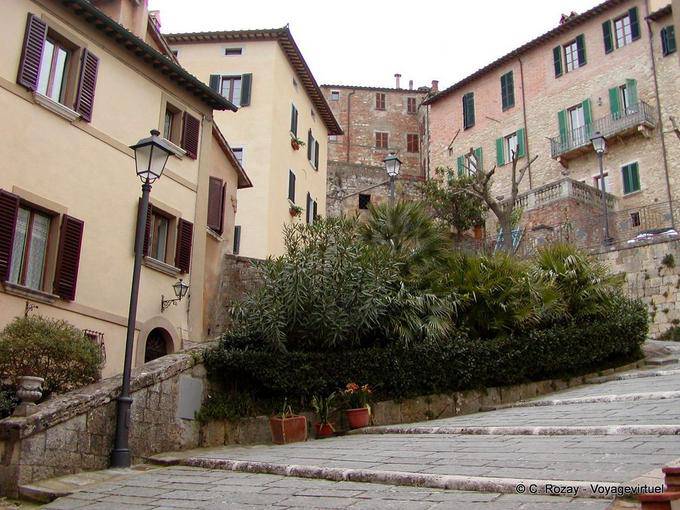 Passeggiata attraverso il villaggio di Montepulciano - Italia
