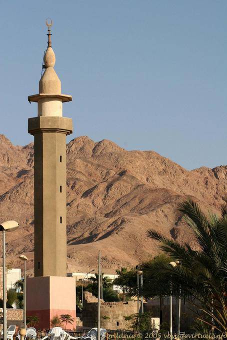 Moschea Minareto integrato nel paesaggio, Aqaba - Giordania