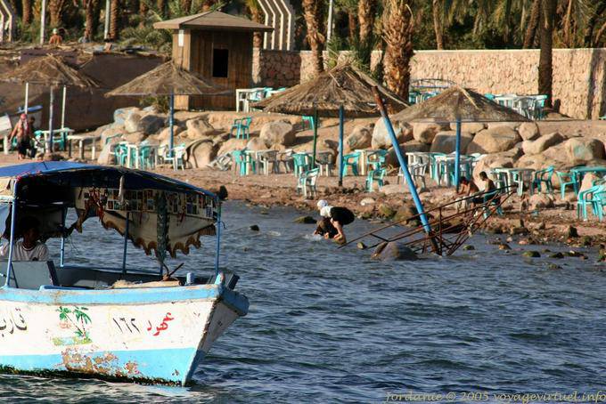 Sedie e ombrelloni in spiaggia, nel centro di Aqaba - Giordania