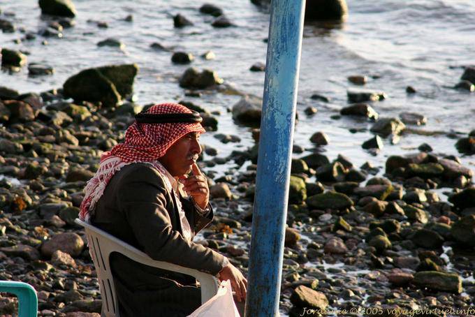 Jordan pensieroso bordo dell'acqua, Aqaba - Giordania