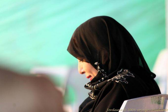 Profilo di donna in sciarpa nera, Aqaba - Giordania
