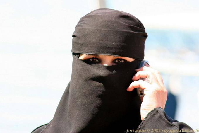 La donna con il computer portatile, Aqaba - Giordania