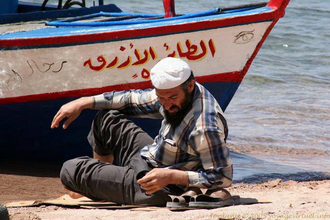 Resto di fronte a una barca, Aqaba - Giordania