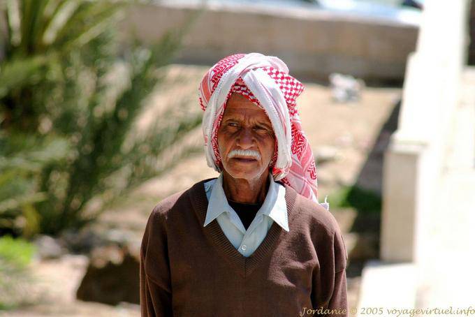Ritratto di un uomo che indossa una kefiah, Aqaba - Giordania