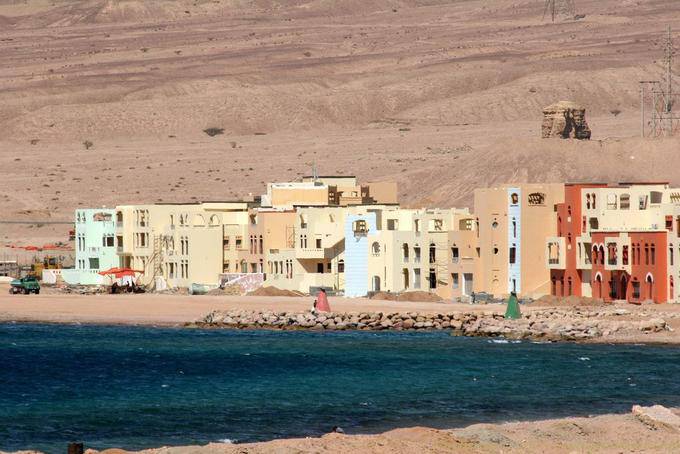 Costruzione sulla riva del Mar Rosso, Aqaba - Giordania