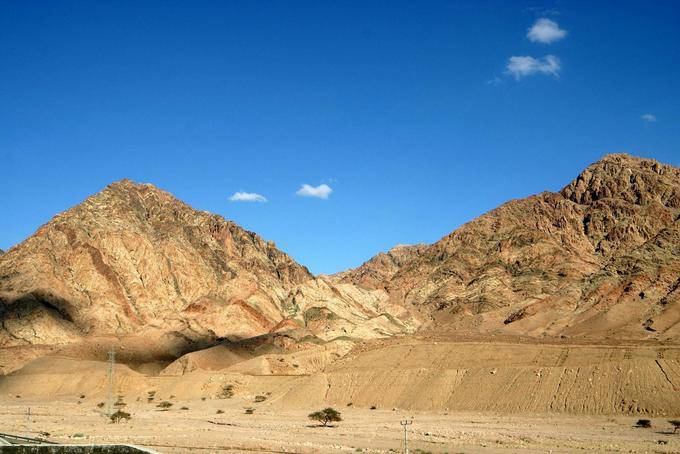 I colori delle montagne circostanti Aqaba - Giordania
