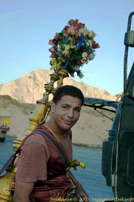 Ragazzo acqua in costume tradizionale, Aqaba - Giordania