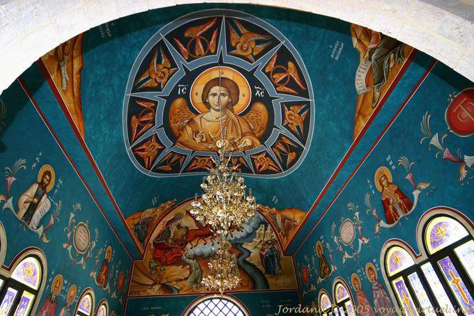Dipinti sul soffitto e le pareti della Chiesa ortodossa di Betania - Giordania