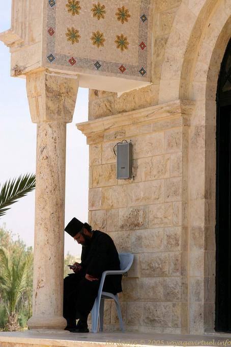 Prete ortodosso leggere all'ombra, Qasr el Yehud - Giordania