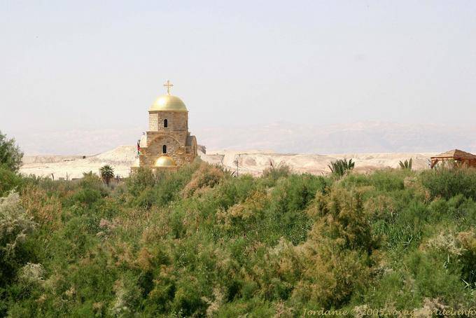 Il sito naturale di Wadi Kharrar ed elegante Chiesa ortodossa, Betania oltre il Giordano - Giordania