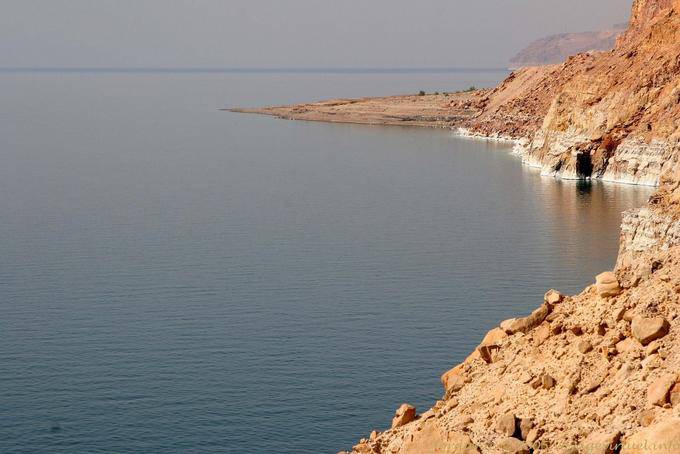 Tranquillo e sale sulla scogliera, Mar Morto - Giordania
