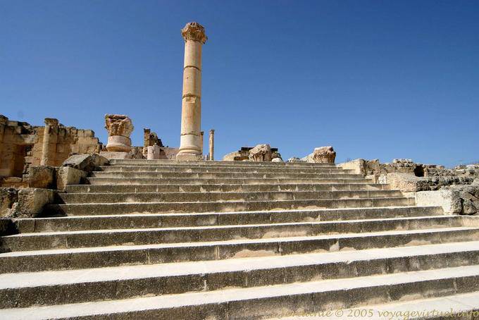 Grand Staircase colonna del tempio di Zeus, Jerash - Giordania