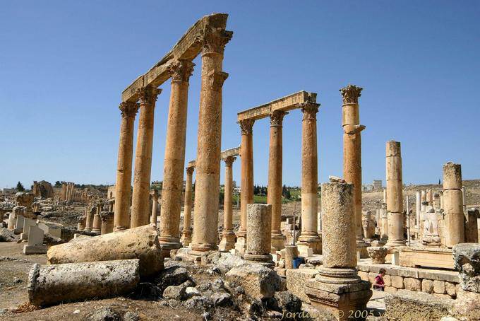 Rotto colonne e architravi sul Cardo Maximus, Jerash - Giordania