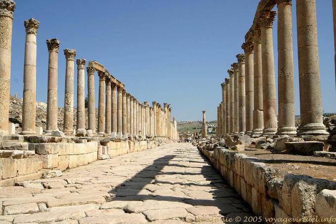 Fila di colonne del Cardo Maximus, Jerash - Giordania